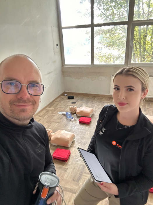 Przygotowane stanowiska do RKO. Instruktorzy pierwszej pomocy przed zajeciami podczas safety day